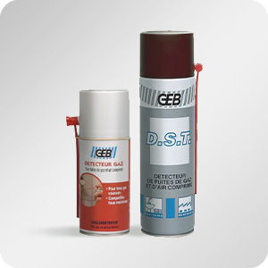 Opérateur utilisant un produit moussant pour un contrôle d'étanchéité.