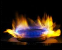 Photo d'une flamme de gaz jaune, signe d'une mauvaise combustion.